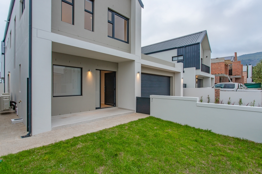 3 Bedroom Property for Sale in Lemoenkloof Western Cape